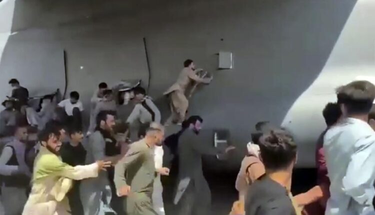   Video shows desperate Afghans boarding a US jet to flee |  App top news

