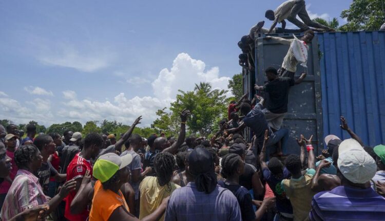   Haitian earthquake victims storm aid camps, take food and supplies with them |  App top news

