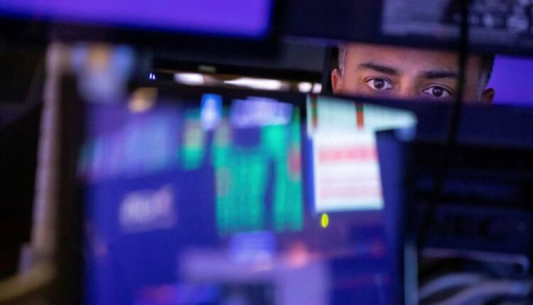 Fluctuating US investors are reducing debt for the first time since the pandemic began

