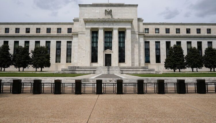Former Fed official warns of “urgent” danger of another financial crisis

