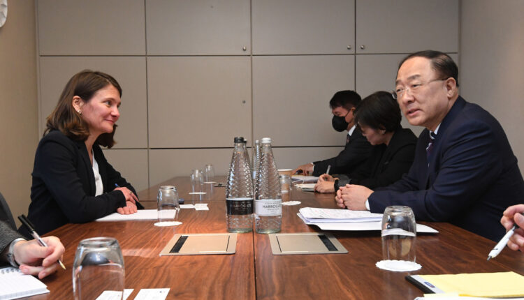 This photo, provided by the Ministry of Economy and Finance on Wednesday, shows Finance Minister Hong Nam-ki (R) having talks with Marie Diron, managing director of the sovereign risk group at Moody