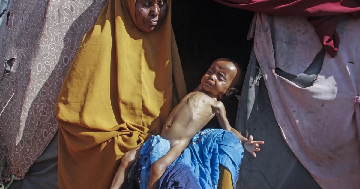 Thousands flock to Somalia's capital to flee drought and famine  Ap top news