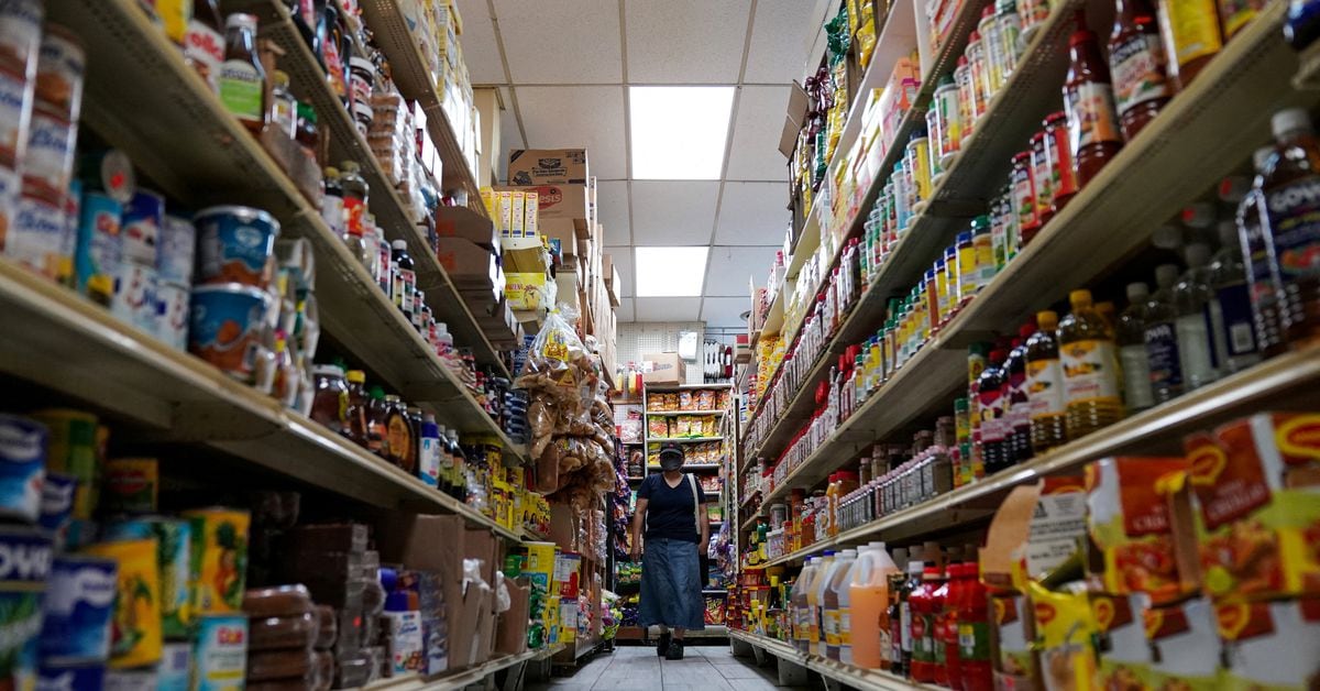 US consumer spending cools;  The job market is gradually slowing down