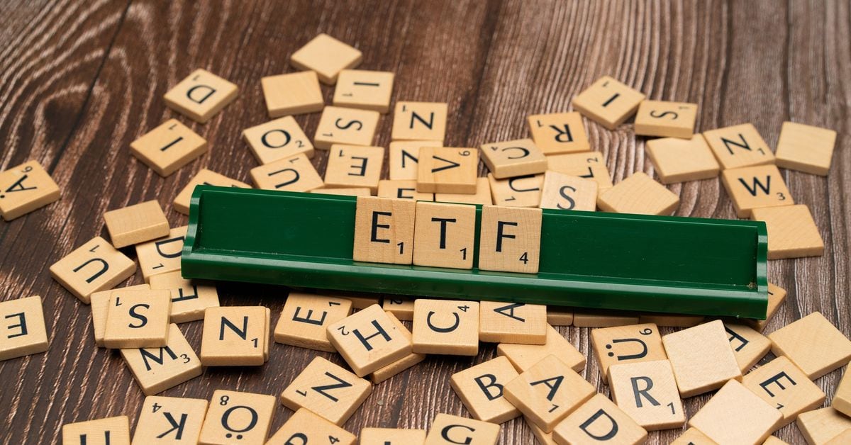 Bitcoin ETFs see net outflows of $900 million this week